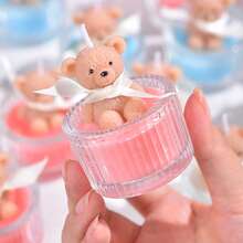 1支玫瑰熊香薰蜡烛，独立包装，可作为礼物赠送。这是一件兼具美感与芬芳的礼物。浪漫的玫瑰元素与可爱的熊造型相结合。 - 彩色 - 查看 6