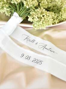 个性化婚礼花束丝带 - 可定制姓名和日期的花卉挂毯，适用于新娘送礼会、生日、毕业典礼等场合 - 涤纶材质，设计优雅，是婚礼宾客礼物、庆典配饰的理想之选。风格精致，做工精良，可作为服装配饰，适合秋季、送给男友、女友、家人、朋友，也适合新年装扮，是女士发饰的理想之选。 - 彩色 - 查看 7