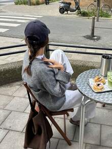 Blusa feminina de malha cinza, manga comprida e gola redonda, modelo solto, para outono/inverno. Estilo minimalista e moderno, casual e chique, ideal para o dia a dia. Uma peça elegante para o outono/inverno e Ano Novo. - Cinza - Ver 5