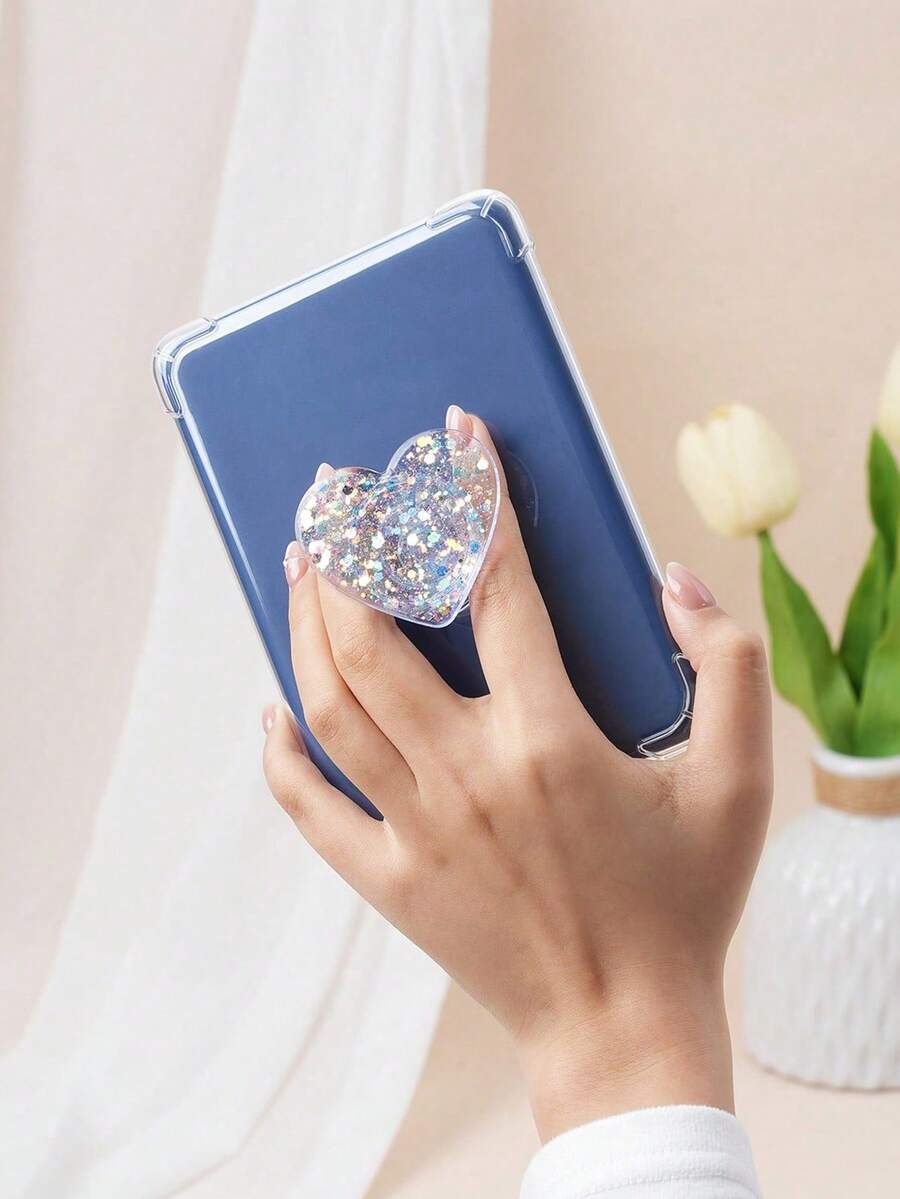 这款透明保护套配备 Kindle 指环支架，兼容 Kindle Paperwhite 第 12 代（2024 年款）、Kindle 第 11 代（2024 年款）、Libra Colour 7 英寸版、Clara Colour 版以及 Fire HD 10 平板电脑（第 11/13 代，2021/2023 年款）。这款简约的多功能支架、指环支架和保护套组合，让您在阅读书籍和使用手机时不易感到疲劳，是送给爱书人士的理想礼物。