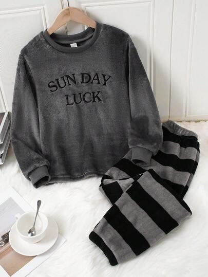 مجموعة من قطعتين من ملابس النوم الكاجوال للأولاد بتصميم شريطي أسود ورمادي مطرز بطريقة إنجليزية من قماش ناعم، مناسبة للخريف والشتاء