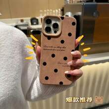 Esta funda para phone presenta un elegante diseño de lunares y es compatible con los modelos 16, 15, 14, 13, 12 y 11 Pro. Es una idea encantadora para el Día de San Valentín. - Marrón claro-1 - Ver 4