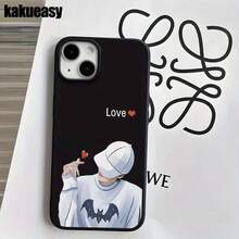 Funda protectora para phone (1 unidad) con diseño de una persona formando un corazón con un sombrero. Compatible con phone 16 Pro, 16, 15 Pro, 14, 14 Plus/14 Pro, 13, 13 Pro, 12 Pro y 11/11 Pro. Regalos para cumpleaños y celebraciones. - Blanco - Ver 4