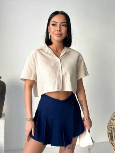 Camisa cropped de linho, cor sólida, casual, com fechamento frontal por botões.