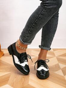 2025年秋季女款英伦风雕花系带牛津平底鞋，学院风 - 黑與白 - 查看 5