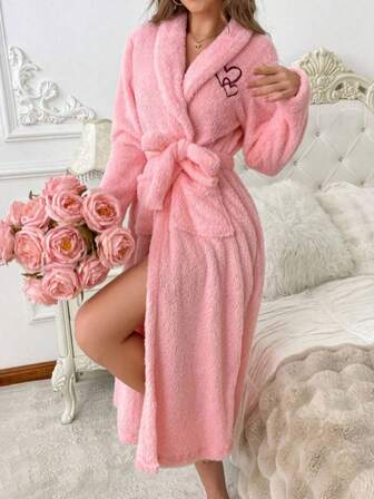 Bata de mujer con bordado de corazón suave, bata de baño cómoda de felpa, cálida y transpirable bata de baño de manga larga con bolsillos y cintura elástica, perfecta para otoño e invierno, ajuste holgado cómodo, regalo ideal para vacaciones, cómoda bata de baño hecha de duradera felpa de coral, tela de felpa cálida para decoración de invierno