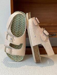 这款夏季儿童凉鞋鞋面采用闪亮彩色波点装饰，配有双金属搭扣，方便调节松紧。鞋垫采用编织纹理设计，鞋底则采用柔软的软木材质。整体风格可爱时尚，适合3至12岁儿童日常穿着。 - 淺粉色 - 查看 8