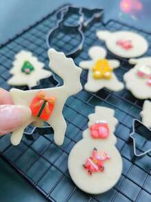 12 件圣诞饼干模具套装 - 迷你可爱饼干模具包括姜饼人、雪花、驯鹿、拐杖糖、圣诞树、雪人、圣诞老人脸和更多圣诞图案烘焙模具 - 非常适合节日烘焙、圣诞装饰、圣诞家居装饰、圣诞装饰、圣诞睡衣、圣诞礼物、圣诞装饰