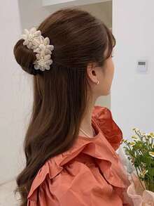 1个欧根纱花朵发髻造型器，花朵发髻造型器，花朵发髻发型造型器，蓬松发型造型工具，发饰，蓬松发圈造型器