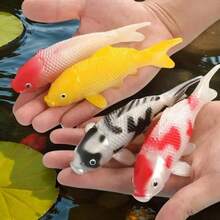 2/4 件逼真锦鲤装饰 | 橙色、白色、黑色、红色多色人造鱼 | 淡水水族箱/池塘造景装饰 | 精细鳞片 + 逼真眼睛设计 | 塑料，无化学污染 | 水生宠物压力缓解，适用于室内淡水池塘、造景、水族箱装饰 - 彩色 - 查看 1