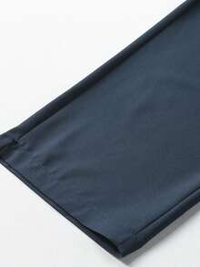 1 chiếc quần thể thao ngoài trời thời trang dành cho nam, với họa tiết in độc đáo ở hai bên, túi khóa kéo tiện dụng và thiết kế co giãn thoải mái, phù hợp cho nhiều dịp thể thao khác nhau. Thích hợp cho các hoạt động ngoài trời, du lịch, tập thể dục, mặc hàng ngày, leo núi, ở nhà và ăn uống bên ngoài. - Màu xanh lam - Xem 4