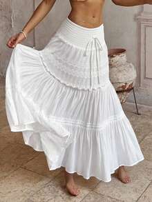 女士高腰白色蕾丝拼接长款泡泡裙，波西米亚风，适合音乐节、演唱会、派对，也适合年轻女孩日常穿着、海滩度假拍照，是夏季波西米亚风的理想之选。