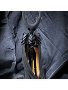 تمثال فارغ من سلسلة فارس الفارغ: تمثال ملك الفرسان، تصميم رداء أبيض وأسود، تفاصيل حية ومنحوتة السيف والعصا، مناسب للمكتب أو خزانة العرض، يعزز جو اللعبة والحس الفني. يتطلب التجميع.