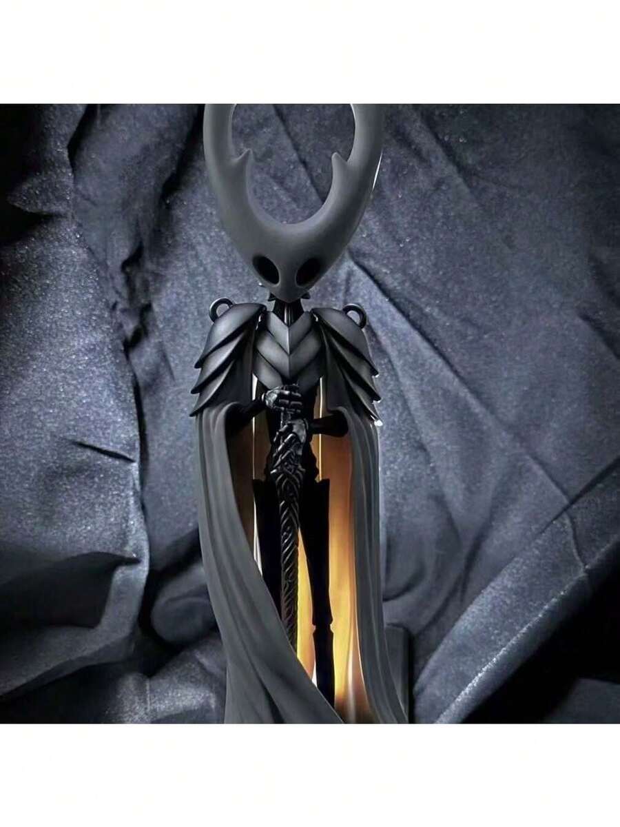 تمثال فارغ من سلسلة فارس الفارغ: تمثال ملك الفرسان، تصميم رداء أبيض وأسود، تفاصيل حية ومنحوتة السيف والعصا، مناسب للمكتب أو خزانة العرض، يعزز جو اللعبة والحس الفني. يتطلب التجميع.