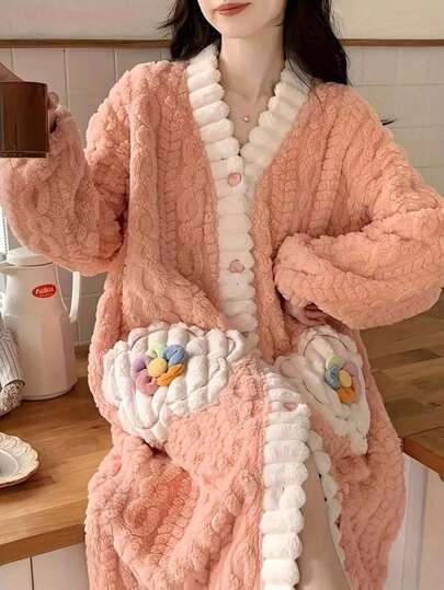 Robe de chambre décorative en peluche florale, robe de chambre mignonne à manches longues et col en V avec poches, pyjamas longs en peluche pour femmes en automne et en hiver, peignoir d'intérieur épaissi pour la maison, la salle de bain et les mariages en été. Peignoir indispensable pour l'automne et l'hiver