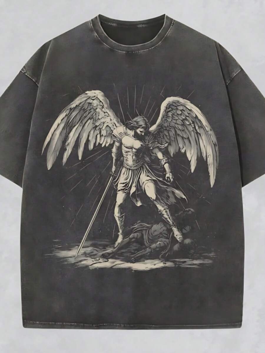 Camiseta de algodón lavado con estampado de ángel guerrero - Estilo gótico audaz para hombres, perfecto para ropa urbana y atuendos casuales, camiseta gráfica para uso diario - Negro - Ver 1