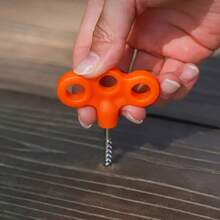 4 عبوات أوتاد خيمة من الخشب مع خطاطيف مضيئة للبراغي للتثبيت في الأشجار والأرض، مناسبة لتثبيت حبال الخيمة والمظلات في الرحلات والتخييم الخارجي، ملحقات خيمة خارجية قوية وصلبة ومقاومة للتآكل، ضرورية للهواة المغامرين - الرياضة والأنشطة الخارجية - متعدد الألوان - مشاهدة 4