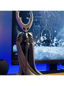 تمثال فارغ من سلسلة فارس الفارغ: تمثال ملك الفرسان، تصميم رداء أبيض وأسود، تفاصيل حية ومنحوتة السيف والعصا، مناسب للمكتب أو خزانة العرض، يعزز جو اللعبة والحس الفني. يتطلب التجميع.