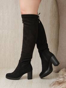 Acabado liso brillante, para salidas urbanas, conciertos o eventos nocturnos; fabricadas principalmente en licra elástica (también conocida como malla ajustada o spandex), con forro interno resistente; pertenecen al estilo mosquetero o botas de caña alta ajustada, ideal para uso en otoño-invierno y primavera fresca. Palabras clave útiles para búsqueda eficiente incluyen botas negras largas, botas altas negras, botas caña alta licra, botas largas mujer, mosqueteras negras, botas elásticas, "botines largos" como sinónimo, "botas ajustadas negras", "calzado femenino largo" y "botas por encima de la rodilla" - Negro - Ver 3