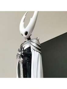 تمثال فارغ من سلسلة فارس الفارغ: تمثال ملك الفرسان، تصميم رداء أبيض وأسود، تفاصيل حية ومنحوتة السيف والعصا، مناسب للمكتب أو خزانة العرض، يعزز جو اللعبة والحس الفني. يتطلب التجميع.