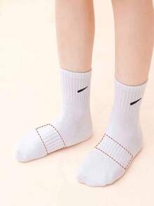 10/20 par białych i czarnych, elastycznych skarpet sportowych do połowy łydki dla dzieci, wygodnych i modnych, odpowiednich na każdą porę roku, do noszenia na co dzień i do szkolnego mundurka - Wielokolorowe - Zobacz 7