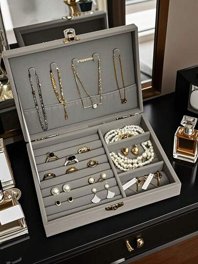 1个优雅三层首饰收纳盒，带抽屉 - 长方形布艺耳环架，防尘展示盒，完美的家居装饰品。男女皆宜。天鹅绒抽屉美观且品质上乘。精致的水晶拉手方便取用三个隔层中的首饰，整齐收纳耳环、项链和戒指。