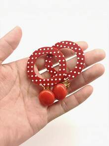 SHEIN MOD Một đôi bông tai tròn chấm bi cổ điển thời trang, phù hợp để đeo hàng ngày. Những phụ kiện giáo viên đáng yêu này mang vẻ đẹp thanh lịch của một đôi bông tai giáo viên. Kết hợp với phụ kiện tóc tinh tế, mỗi món trang sức phương Tây đều là một món quà hoàn hảo cho giáo viên. Thích hợp làm quà tặng cho bạn bè, giáo viên, bạn gái và gia đình, cho các dịp như Halloween, Giáng sinh và các ngày lễ khác. - vòng khuyên tai - Xem 9