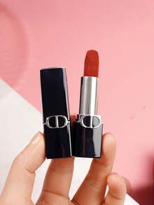 迪奥 [迷你] Rouge Dior Couture 彩色唇膏 #777 华氏度丝绒质感 1.5g / 花漾唇部护理持久唇膏 / 保湿持久唇膏 - 丝绒 / 彩妆偶像，展现三种妆效，多种色调可选。这款持久唇膏采用保湿配方，并融入花漾唇部护理，带来 24 小时舒适体验。 - #777 Velvet 1.5g - 查看 6