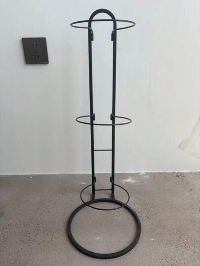 室内重型金属篮球架，多功能圆形底座加厚支撑，落地式篮球及配件收纳架，钢结构，节省空间，适用于健身房和家庭收纳，底座稳固，易于组装，现代设计方便展示和取用。