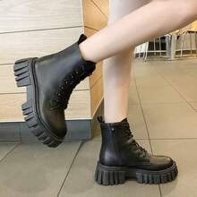 时尚黑色靴子，厚底增高，系带+侧拉链，街头短靴