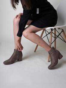Women's Black Vegan Suede Cheetah Faux Suede Cognac Vegan Suede Natural Faux Suede Smokey Taupe White PU Chunky Low Heel Zip-Up Ankle Boots – Minimalist Round/Pointed Toe Fashion Booties [Size Up Half Size] - 煙燻灰褐色 - 查看 2