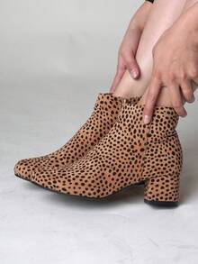 Women's Black Vegan Suede Cheetah Faux Suede Cognac Vegan Suede Natural Faux Suede Smokey Taupe White PU Chunky Low Heel Zip-Up Ankle Boots – Minimalist Round/Pointed Toe Fashion Booties [Size Up Half Size] - 獵豹人造麂皮 - 查看 2