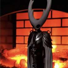 تمثال فارغ من سلسلة فارس الفارغ: تمثال ملك الفرسان، تصميم رداء أبيض وأسود، تفاصيل حية ومنحوتة السيف والعصا، مناسب للمكتب أو خزانة العرض، يعزز جو اللعبة والحس الفني. يتطلب التجميع.