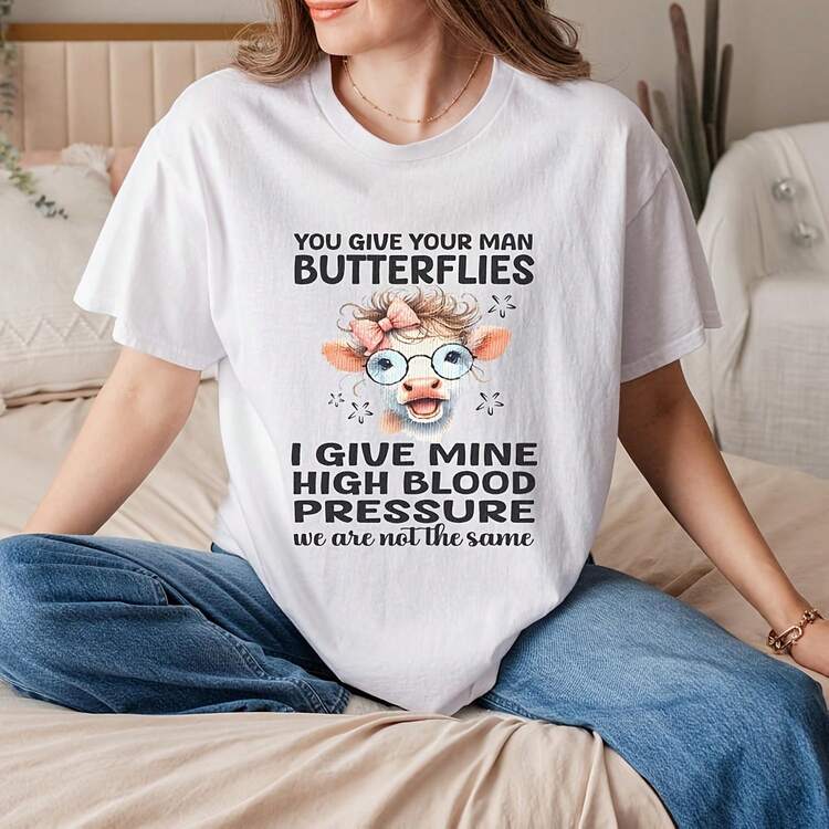 Camiseta acogedora con hojas de otoño y calabaza: estilo otoñal. Camisa perfecta para el huerto de calabazas, Acción de Gracias y estilo otoñal para todos los días.La camiseta de 220 gramos es la base universal para hombres y mujeres, proporcionando comodidad real y excelente durabilidad. El diseño es adecuado para todo tipo de usuarios, independientemente del género o el estilo. Utiliza tejidos resistentes al desgaste y de alta calidad, adecuados para cualquier uso diario, con tacto suave y durabilidad. Excelente ventilación y comodidad exclusivas para mujeres, con combinación de otoño e invierno, pretensión de grado o ropa temática festiva. Una variedad de artículos para satisfacer las necesidades de varias ocasiones. - Blanco - Añade 1