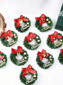 10 Stücke Mini Weihnachtskränze mit roten Schleifen und goldenen Glocken - Kunststoff Feiertags-Dekoration für Weihnachten, Halloween, Thanksgiving, Neujahr, Hochzeit, Babyparty, Geburtstag, Bar und Bat - Festliche künstliche Baumschmuck ohne Strom