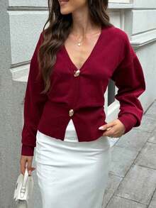 Neue Burgundrot V-Ausschnitt Unregelmäßige Knopf Langarm Gestrickte Damen Oberteil für den Herbst und Winter, modisch, sanft, einfach, lässig, geschäftlich, elegant und süß, geeignet für Dates, tägliche Fahrten, Pullover Strickjacke Herbst Damenbekleidung Neujahr