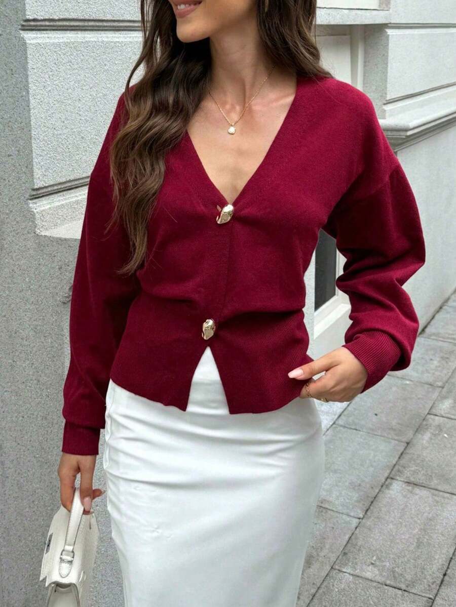 Neue Burgundrot V-Ausschnitt Unregelmäßige Knopf Langarm Gestrickte Damen Oberteil für den Herbst und Winter, modisch, sanft, einfach, lässig, geschäftlich, elegant und süß, geeignet für Dates, tägliche Fahrten, Pullover Strickjacke Herbst Damenbekleidung Neujahr