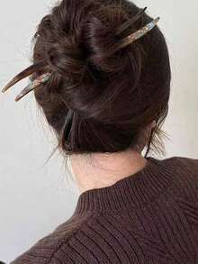 1个女士时尚简约优雅亚克力发夹，适合日常佩戴，可做发髻、盘发、发夹、发饰、发型设计，也可作为学习用品、发饰或头部配饰。