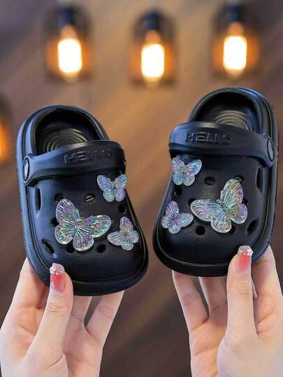 1双黑色EVA软底儿童鞋 - 饰有梦幻蝴蝶图案，可用作女童拖鞋、水鞋、优雅时尚凉鞋，适合室内外穿着，轻便的闭趾夏季游泳鞋，适合海滩、浴室、花园、泳池、露营，也是圣诞节、派对、旅行的必备节日礼物。