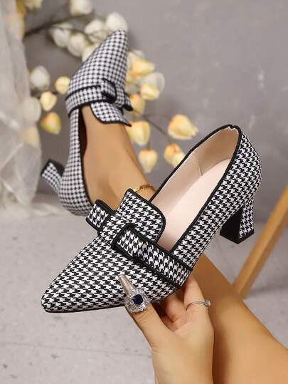 Nuevos zapatos de tacón medio con punta puntiaguda de estilo houndstooth, elegante estilo retro maduro adecuado para el lugar de trabajo, el transporte, el té de la tarde, el uso diario. Zapatos de tacón medio con punta puntiaguda de houndstooth clásico en blanco y negro. Zapatos de tacón alto con punta puntiaguda de houndstooth en caqui