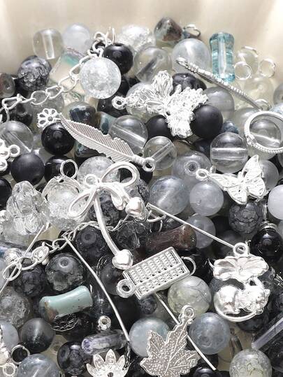 beadia 30-50 g/opakowanie, mieszane szklane koraliki, srebrne metalowe wisiorki, różne czarne szklane koraliki, odpowiednie do samodzielnego wyrobu biżuterii, naszyjników i bransoletek, materiały rękodzielnicze dla kobiet