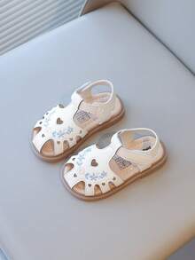 新款女童幼儿凉鞋，心形装饰，包头设计，柔软防滑鞋底，夏季舒适轻便 - 米色 - 查看 3