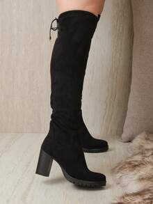 Acabado liso brillante, para salidas urbanas, conciertos o eventos nocturnos; fabricadas principalmente en licra elástica (también conocida como malla ajustada o spandex), con forro interno resistente; pertenecen al estilo mosquetero o botas de caña alta ajustada, ideal para uso en otoño-invierno y primavera fresca. Palabras clave útiles para búsqueda eficiente incluyen botas negras largas, botas altas negras, botas caña alta licra, botas largas mujer, mosqueteras negras, botas elásticas, "botines largos" como sinónimo, "botas ajustadas negras", "calzado femenino largo" y "botas por encima de la rodilla" - Negro - Ver 2