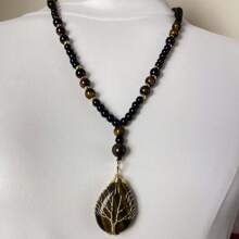 Collana con ciondolo stile boho dell'albero della vita - pietra naturale occhio di tigre, lavorata a mano con ambra ovale, accenti dorati, colore nero e arancione-marrone, per collane da uomo e donna, accessori donna, gioielli donna