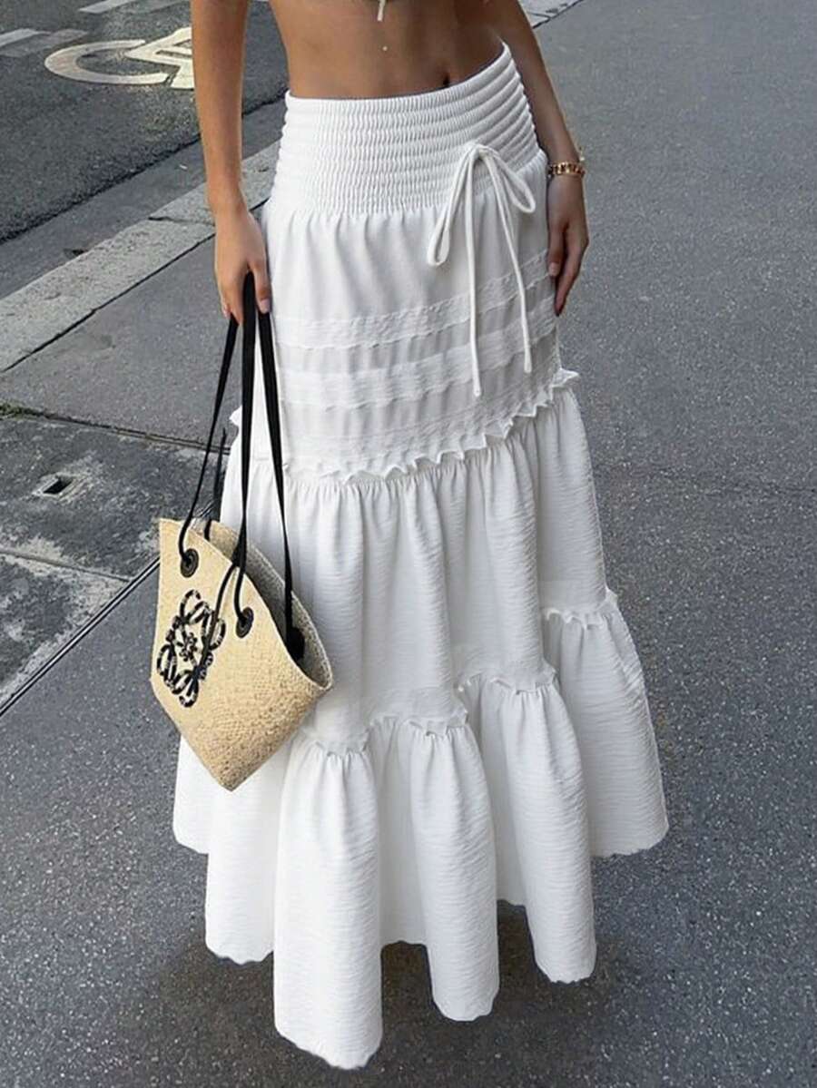 女士高腰白色蕾丝拼接长款泡泡裙，波西米亚风，适合音乐节、演唱会、派对，也适合年轻女孩日常穿着、海滩度假拍照，是夏季波西米亚风的理想之选。