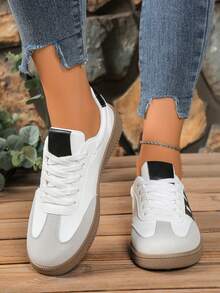 Hatastic 百搭黑白条纹休闲女鞋 - 轻便合成革鞋面，系带设计，塑料鞋底，完美搭配休闲装束，四季皆宜 | 条纹图案鞋 | 塑料鞋底，复古风运动鞋，适合春夏、音乐节、Y2K 节、返校季、秋冬等各种场合，女士鞋履，女士运动鞋，音乐节礼物 - 黑與白 - 查看 8