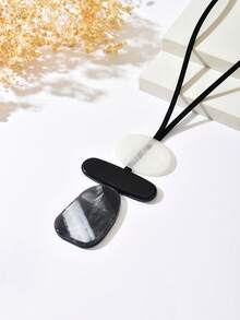 1件复古个性化黑白几何树脂吊坠项链，独特设计高端百搭可调节毛衣链长项链，适合女性日常和派对佩戴（图案随机） - 黑與白 - 查看 3