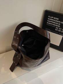 1 pièce Sac à épaule pour femmes en PU vintage huilé marron café avec rivets, œillets et coutures. Sac fourre-tout polyvalent et casual, convenant pour un usage quotidien, les trajets et le style universitaire. Grand sac seau à capacité importante, nouvelle arrivée pour l'automne/hiver