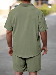 Due pezzi completo estivo uomo: camicia a maniche corte tinta unita casual e pantaloncini con coulisse in vita, set abiti casual
