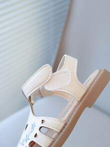 新款女童幼儿凉鞋，心形装饰，包头设计，柔软防滑鞋底，夏季舒适轻便 - 米色 - 查看 6